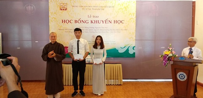 Hòa thượng Thích Hải Ấn trao học bổng