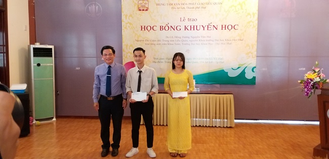 PGS.TS. Hoàng Văn Hiển trao học bổng