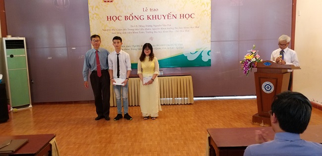 TS. Trần Đình Long trao học bổng