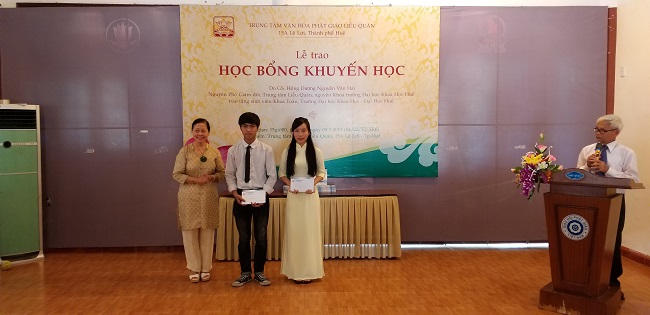 TS. Thái Kim Lan trao học bổng